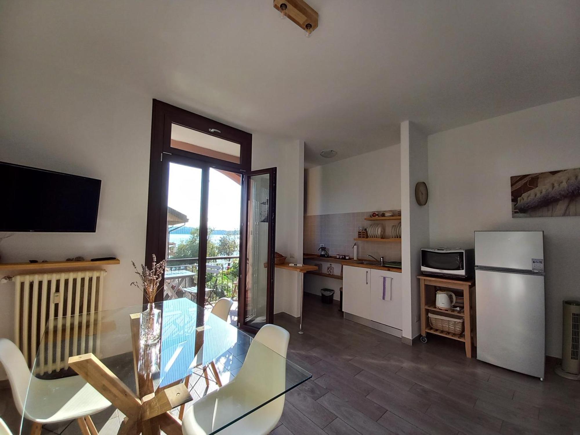 Appartamento Miralago Con Giardino Sul Lago Gavirate Eksteriør bilde